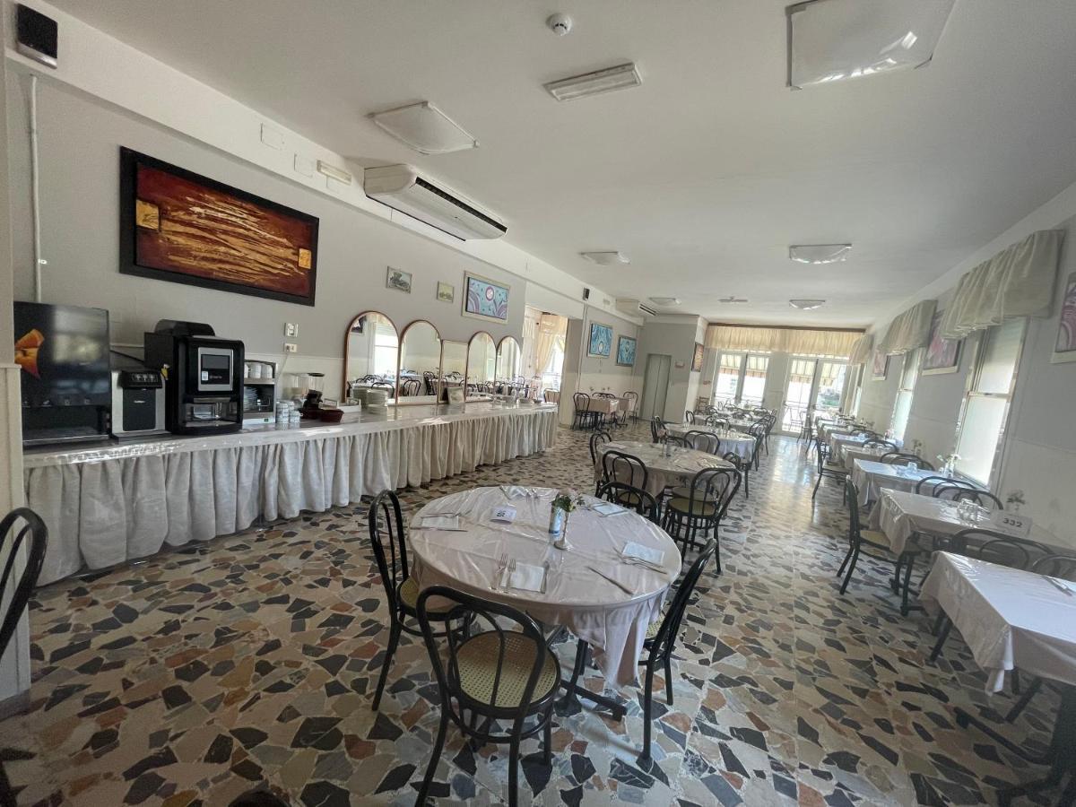 Hotel Moroni Rimini Bagian luar foto