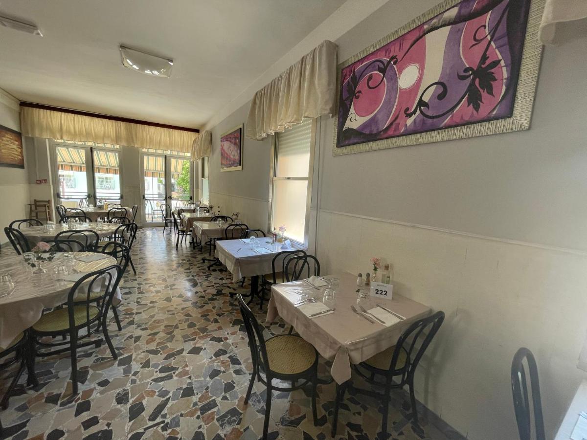 Hotel Moroni Rimini Bagian luar foto