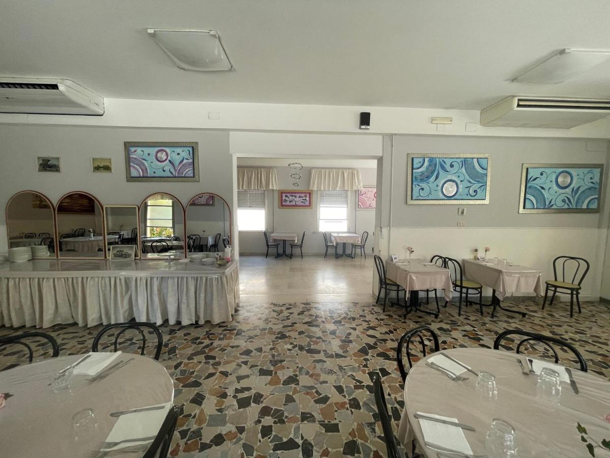 Hotel Moroni Rimini Bagian luar foto