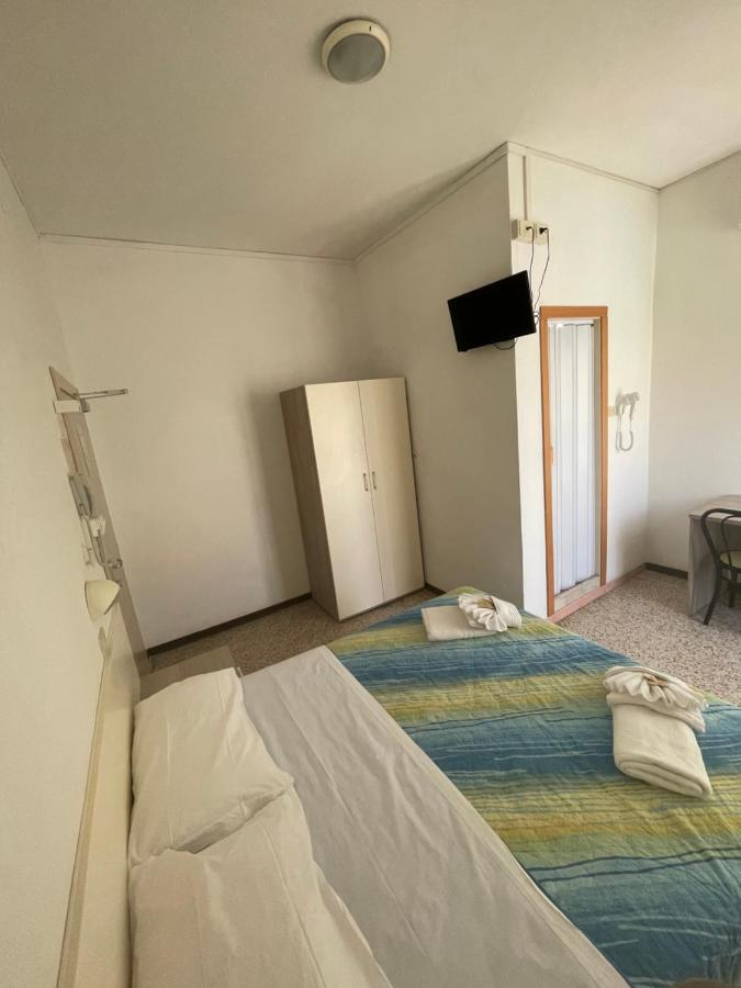 Hotel Moroni Rimini Bagian luar foto