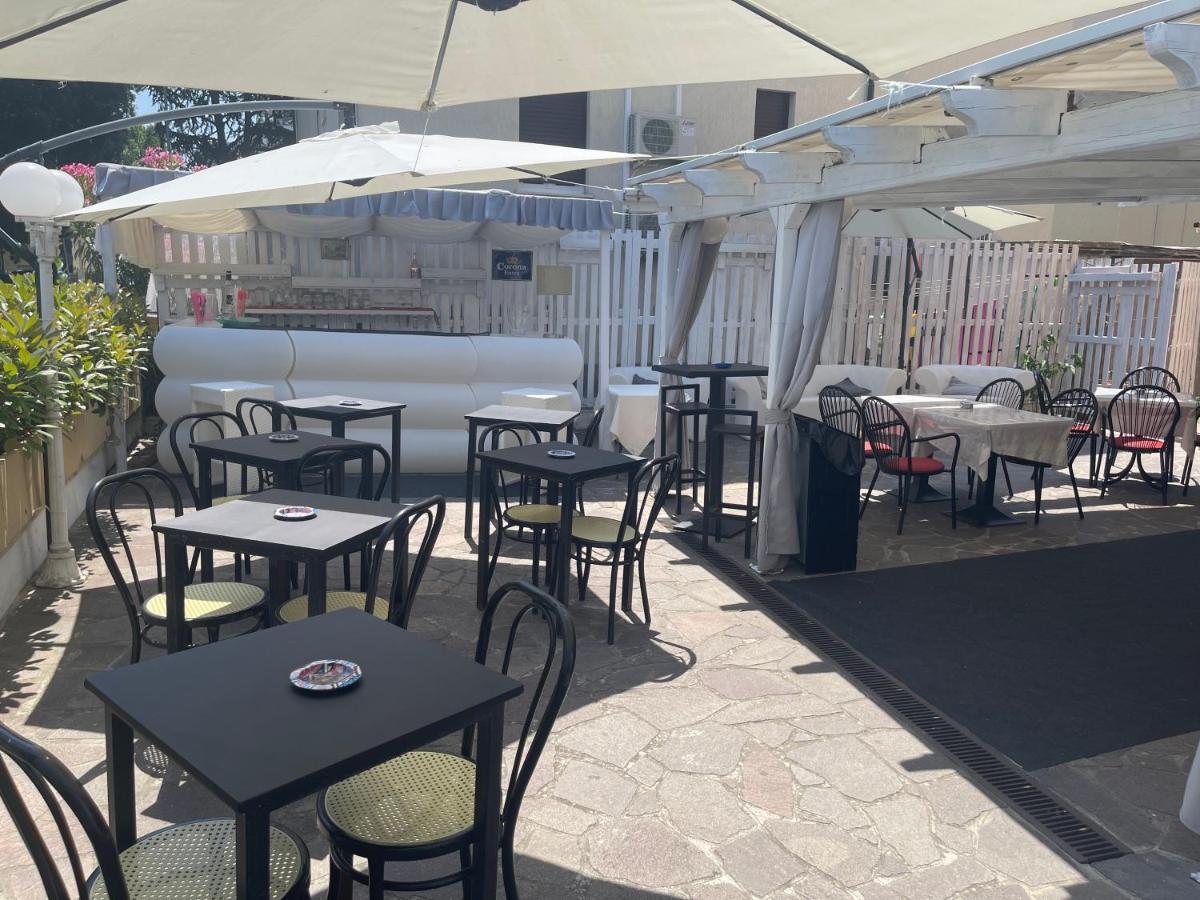 Hotel Moroni Rimini Bagian luar foto