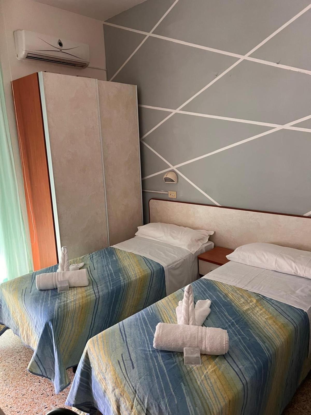 Hotel Moroni Rimini Bagian luar foto